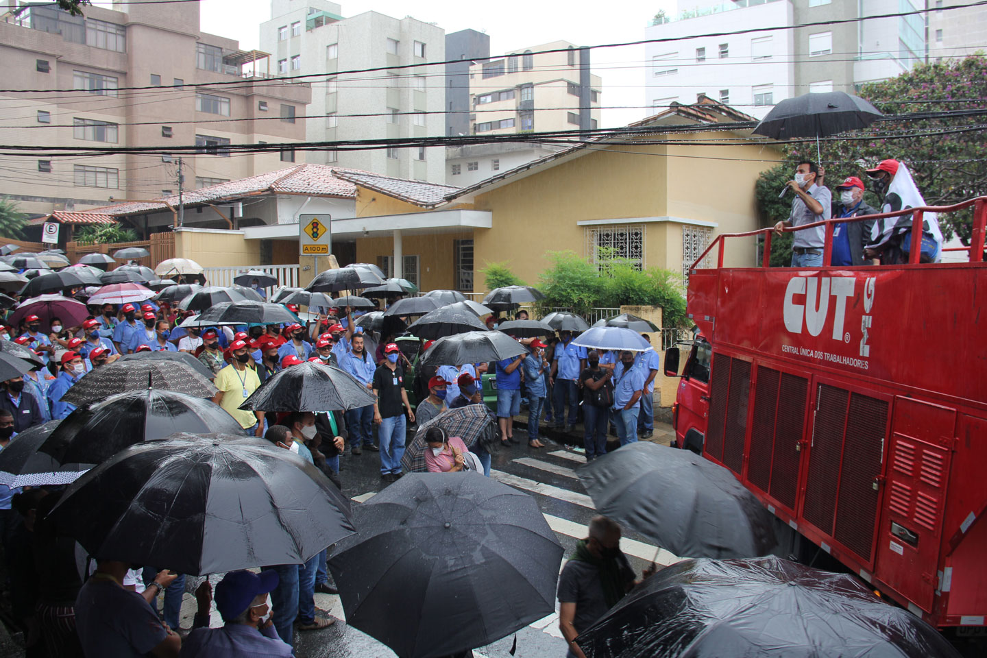 Assembleia geral na portaria da Copasa dos trabalhadores da Regi�o Metropolitana de Belo Horizonteo!