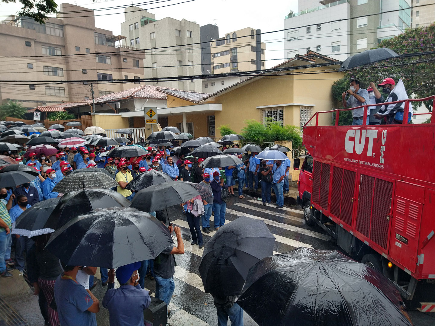 Assembleia geral na portaria da Copasa dos trabalhadores da Regi�o Metropolitana de Belo Horizonteo!