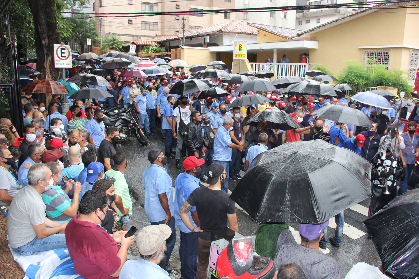 Assembleia geral na portaria da Copasa dos trabalhadores da Regi�o Metropolitana de Belo Horizonteo!