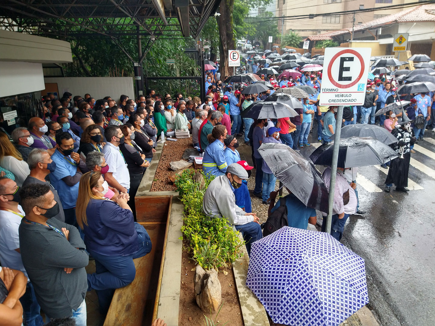 Assembleia geral na portaria da Copasa dos trabalhadores da Regi�o Metropolitana de Belo Horizonteo!