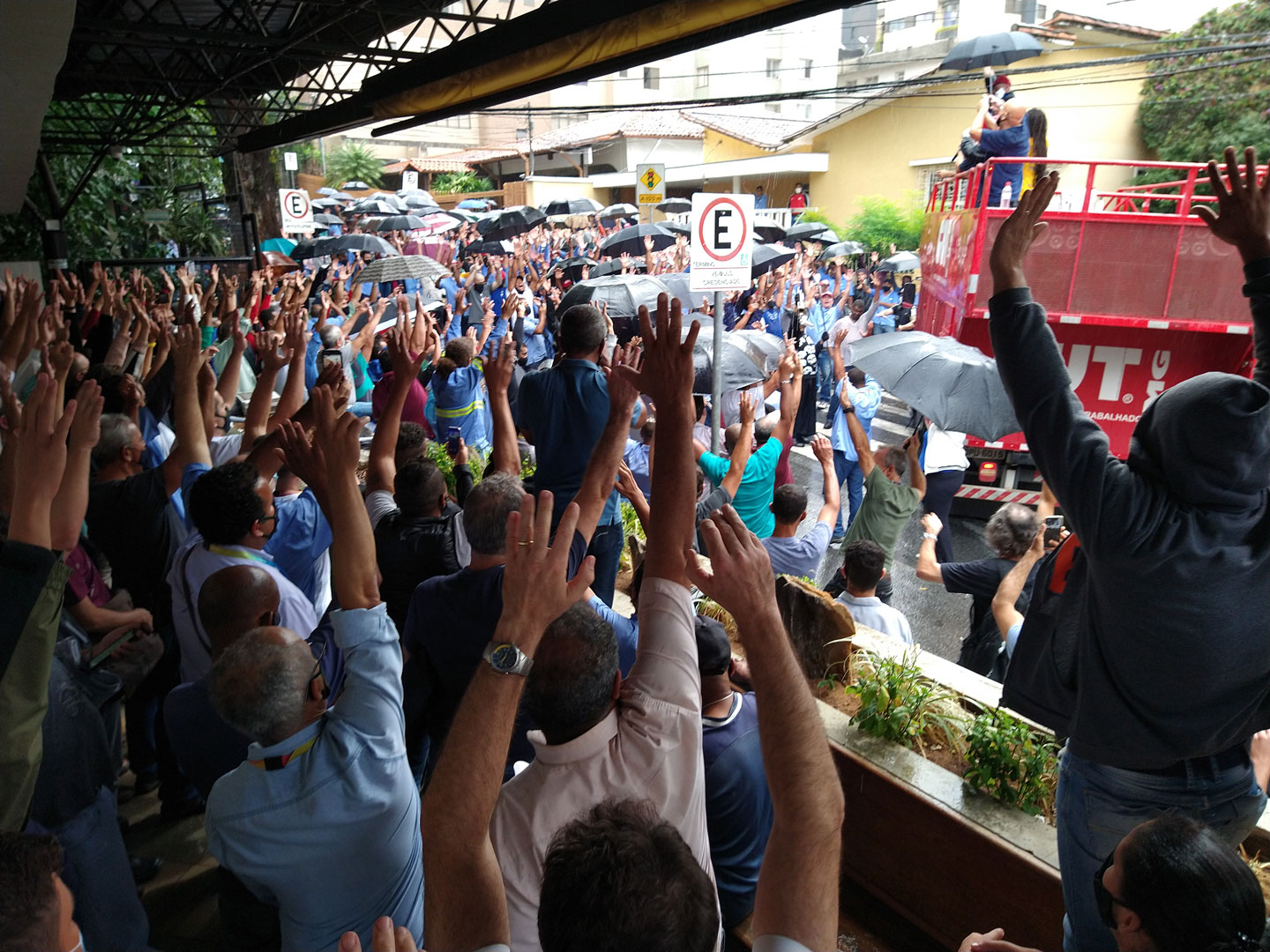 Assembleia geral na portaria da Copasa dos trabalhadores da Regi�o Metropolitana de Belo Horizonteo!