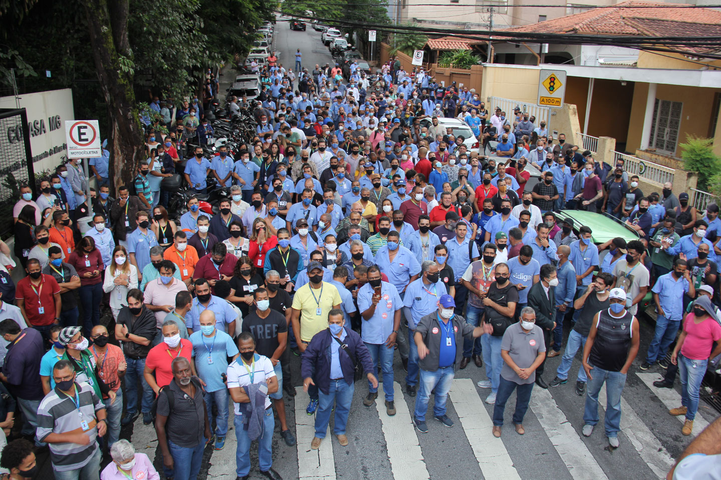 Assembleia geral na portaria da Copasa dos trabalhadores da Regio Metropolitana de Belo Horizonteo!