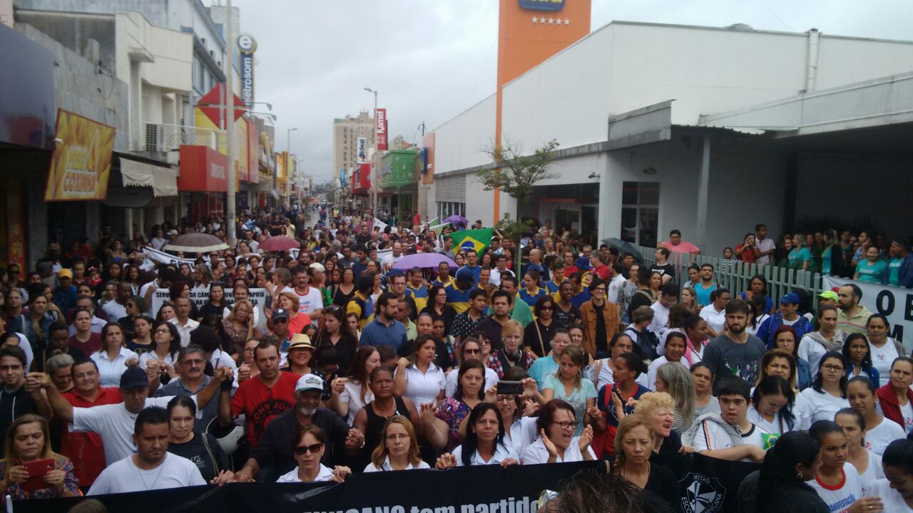 Dia hist�rico com grande ades�o
� Greve Geral na capital e no interior
