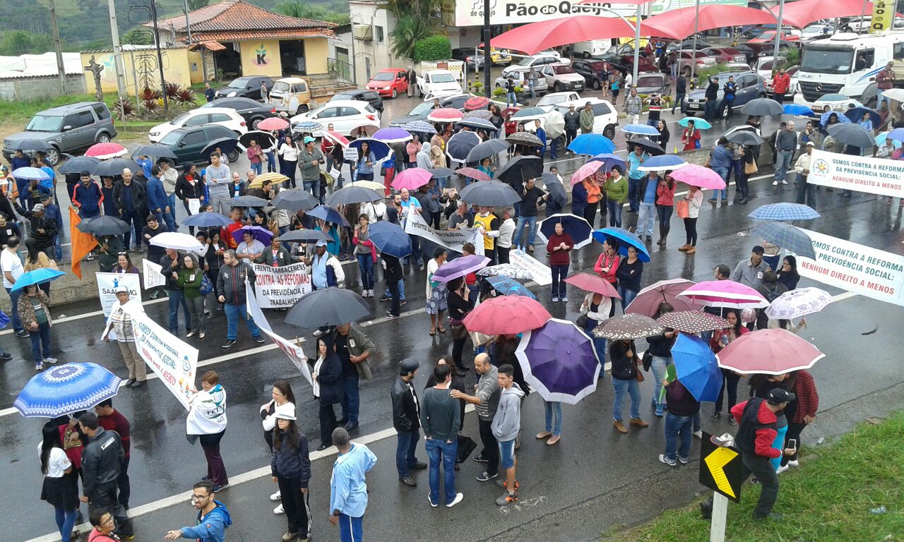 Dia hist�rico com grande ades�o
� Greve Geral na capital e no interior
