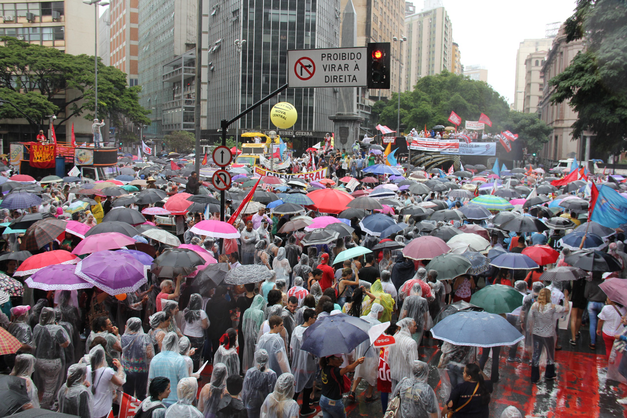 Dia hist�rico com grande ades�o
� Greve Geral na capital e no interior
