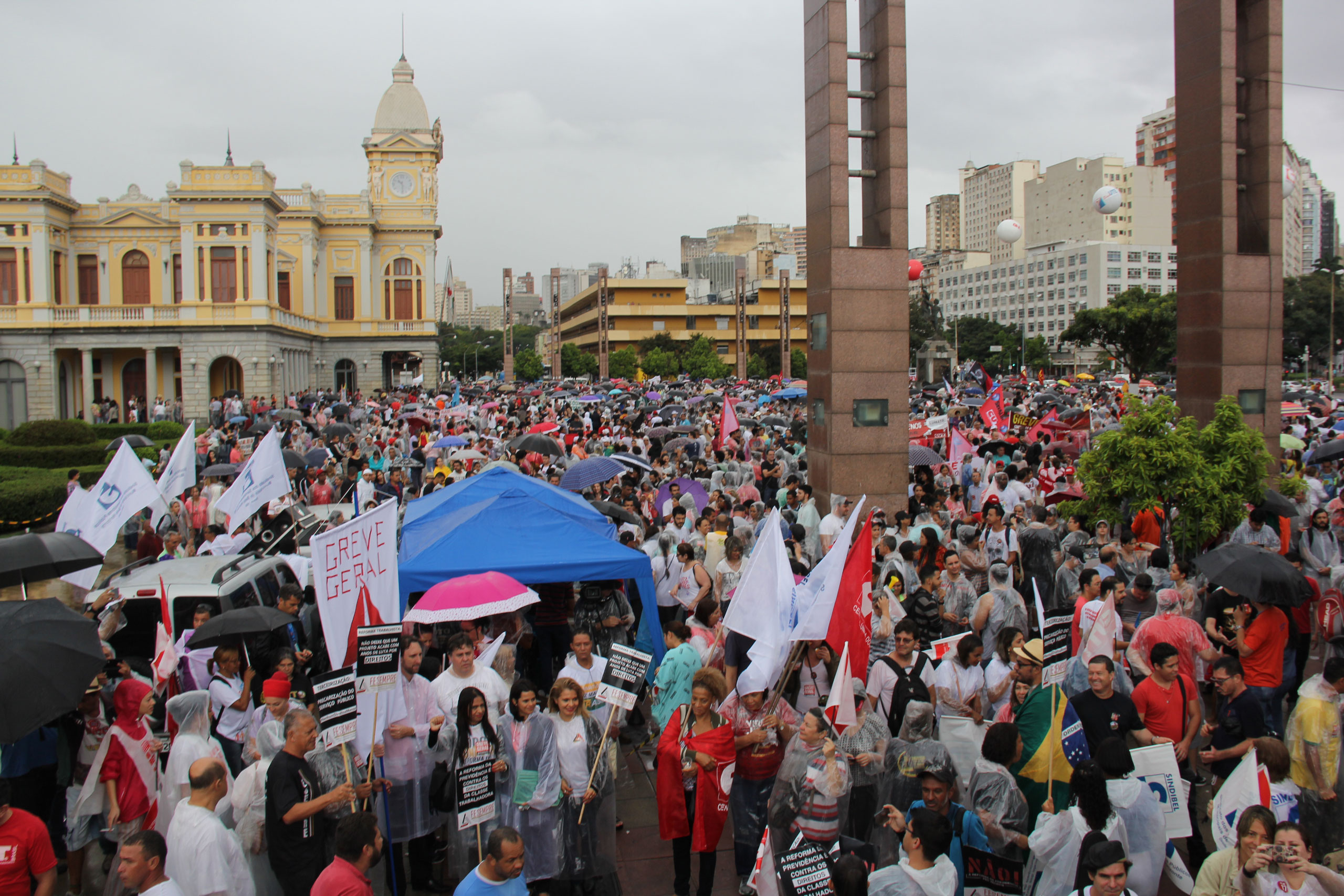 Dia hist�rico com grande ades�o
� Greve Geral na capital e no interior
