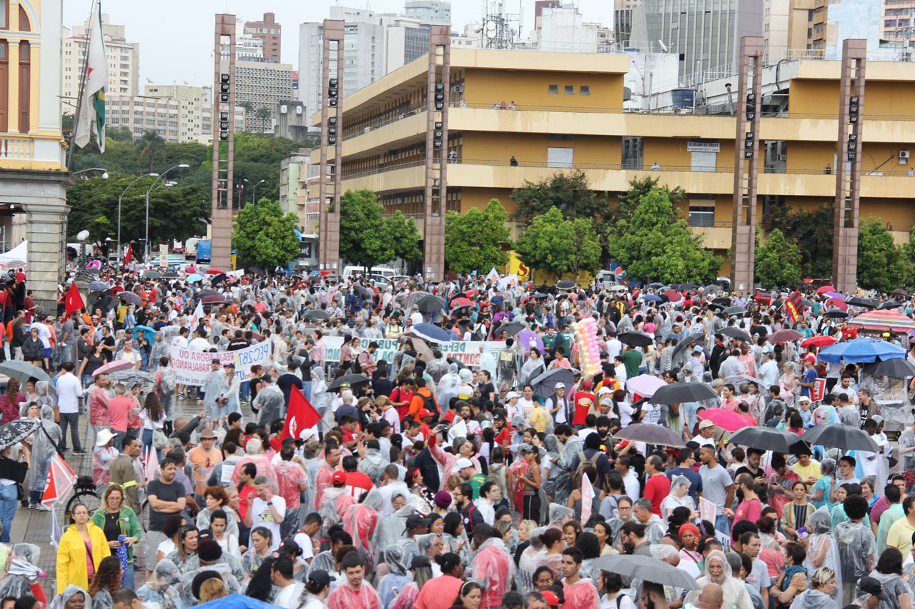 Dia hist�rico com grande ades�o
� Greve Geral na capital e no interior
