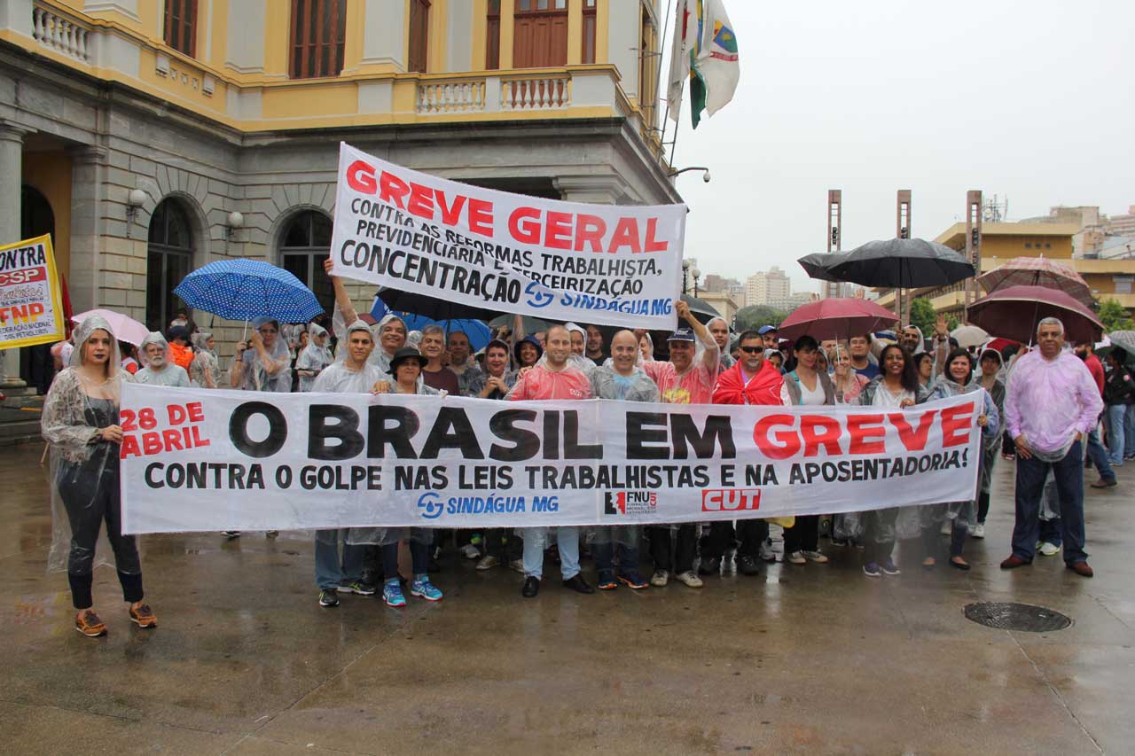 Dia hist�rico com grande ades�o
� Greve Geral na capital e no interior
