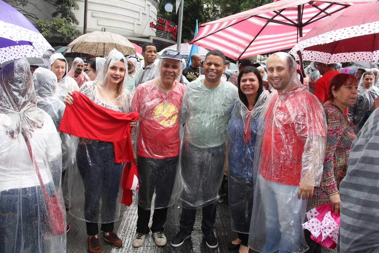 Dia hist�rico com grande ades�o
� Greve Geral na capital e no interior
