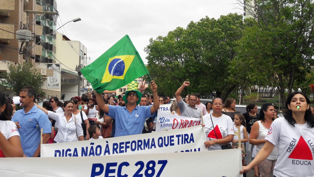 Dia hist�rico com grande ades�o
� Greve Geral na capital e no interior
