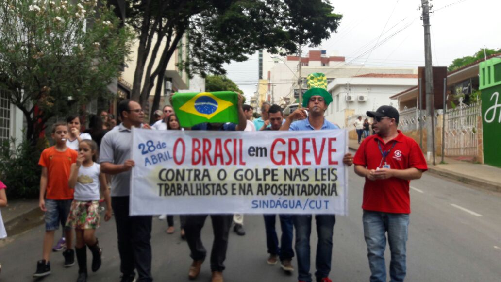 Dia hist�rico com grande ades�o
� Greve Geral na capital e no interior
