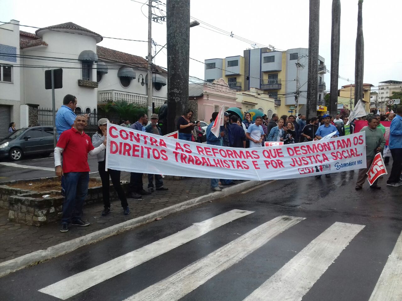 Dia hist�rico com grande ades�o
� Greve Geral na capital e no interior
