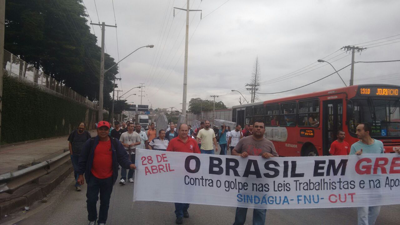 Dia hist�rico com grande ades�o
� Greve Geral na capital e no interior
