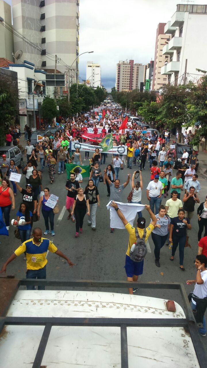 Dia hist�rico com grande ades�o
� Greve Geral na capital e no interior

