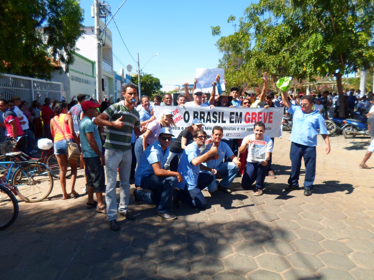 Dia hist�rico com grande ades�o
� Greve Geral na capital e no interior
