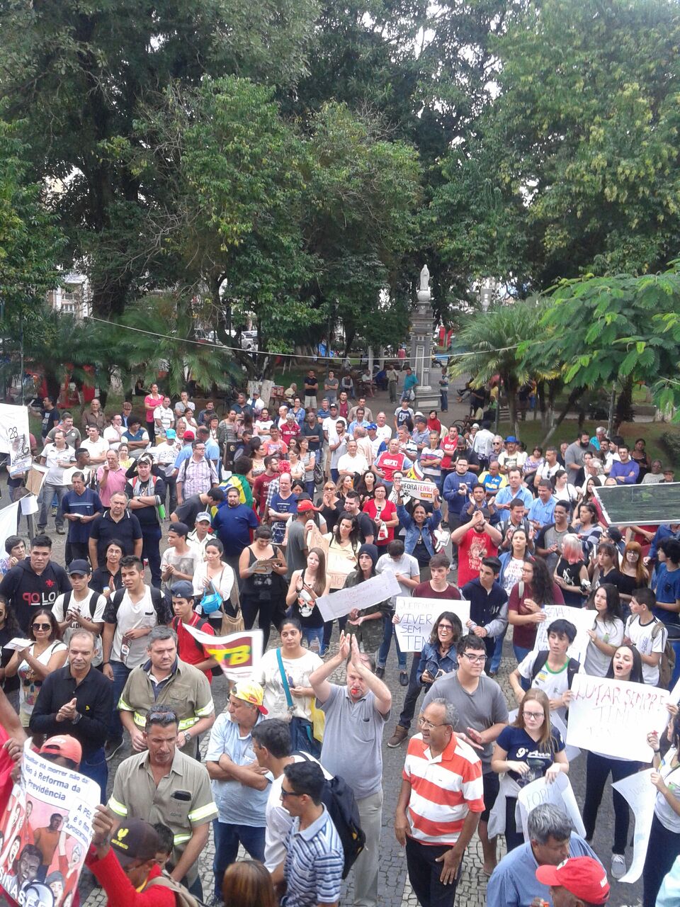 Dia hist�rico com grande ades�o
� Greve Geral na capital e no interior
