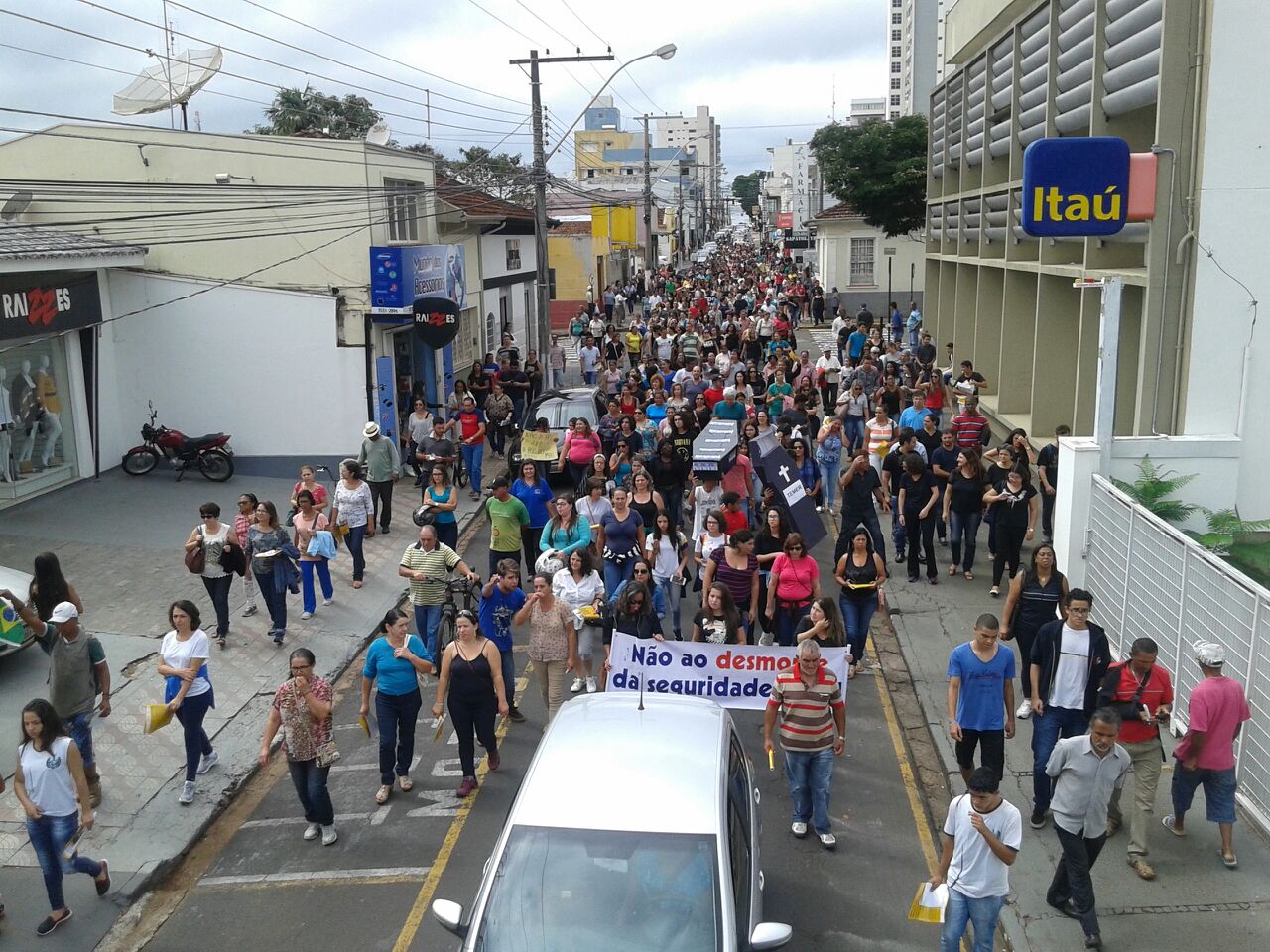 Dia hist�rico com grande ades�o
� Greve Geral na capital e no interior
