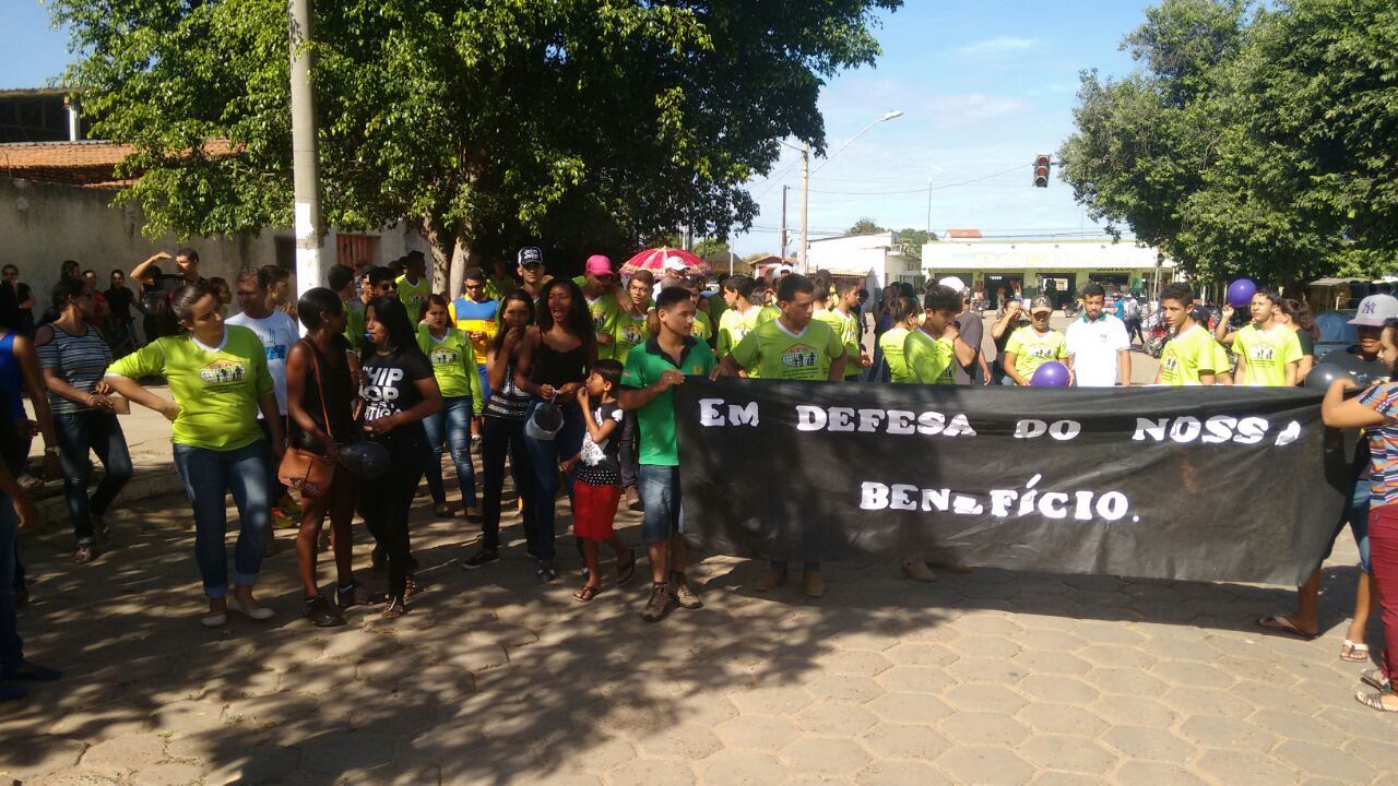 Dia hist�rico com grande ades�o
� Greve Geral na capital e no interior
