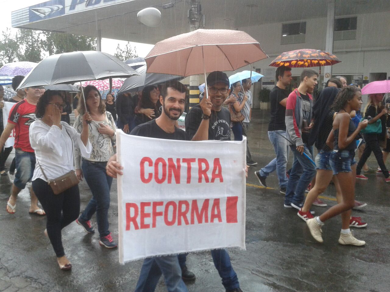 Dia hist�rico com grande ades�o
� Greve Geral na capital e no interior

